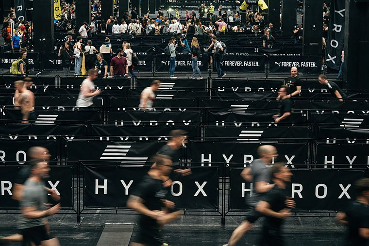 Athlètes en course lors d’une compétition HYROX