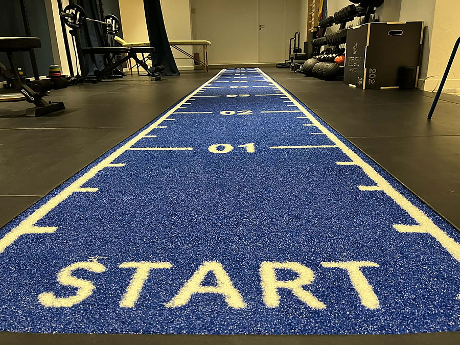 La piste de sprint bleue du VLSport Center, marquée « START »