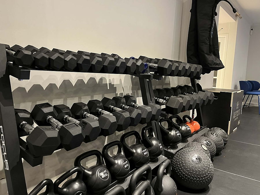Râtelier d’haltères, kettlebells et slam balls au VLSport Center
